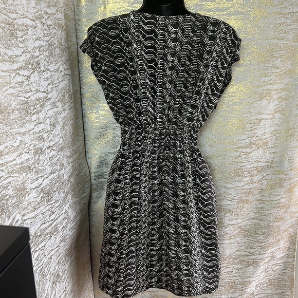 Guess Black/White Abstract Elastic Waist V-Neck A-Line Dress Size M - Picture 11 of 17